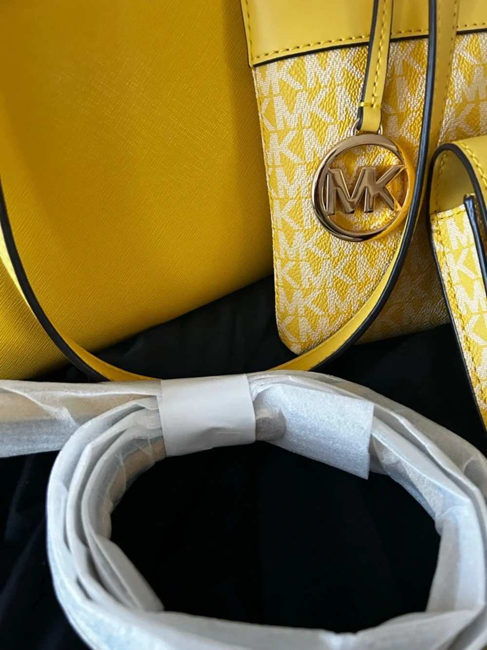 FOR UR SPRING/ SUMMER BAG COLLECTION: MK Daisy 3-Pcs Tote, Crossbody/Wristlet - Picture 6 of 15